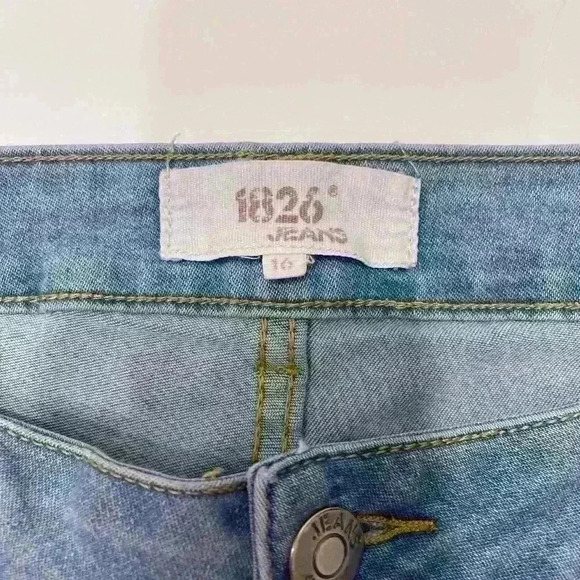 Stretchy Size 16 jean shorts decorative patches Item# 5H - Picture 3 of 4